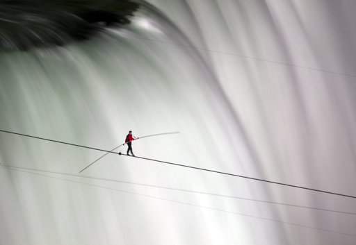 Nik Wallenda chinh phục thác Niagara trên dây cáp.